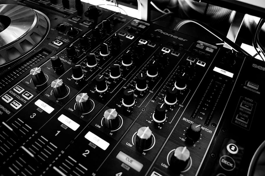 DJ mixer turntable Pioneer console